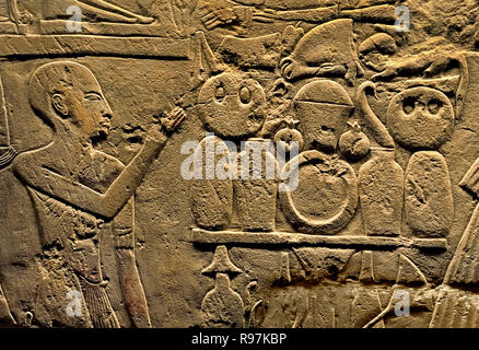 Alte ägyptische Kalkstein-Ushabti-Shabti-Begräbnissfigur aus dem Grab des Paätenemheb Paätonemheb, verziert mit Reihen von eingravierten Hieroglypheninschriften, Neues Reich, 18. Dynastie, ausgestellt im Museo Egizio in Turin, Italien. Stockfoto