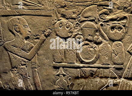Alte ägyptische Kalkstein-Ushabti-Shabti-Begräbnissfigur aus dem Grab des Paätenemheb Paätonemheb, verziert mit Reihen von eingravierten Hieroglypheninschriften, Neues Reich, 18. Dynastie, ausgestellt im Museo Egizio in Turin, Italien. Stockfoto