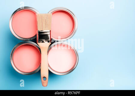 Bürste auf geöffnete Dosen mit Koralle Farbe. Konzept der Renovierung nach 2019 Jahr. Für Text platzieren. Stockfoto
