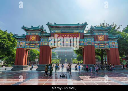 CHONGQING, CHINA - 19. SEPTEMBER: Blick auf das Tor in der Großen Halle des People's Square, ein Wahrzeichen und Reiseziel am 19. September, Stockfoto