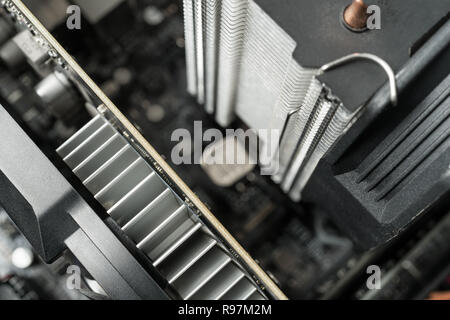 Nahaufnahme auf PC-interne Teile. Grafikkarte und CPU-Kühlkörper. Stockfoto