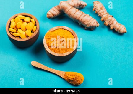 Verwirrung der Gelbwurz Werk in verschiedenen Bedingungen: frischen, trockenen Wurzel, Pillen, Pulver und schneiden Pflanze auf blauem Hintergrund. Flach Stil. Für Text platzieren. Stockfoto