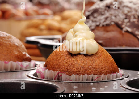 Frisch gebackene Muffins mit Puderzucker Stockfoto