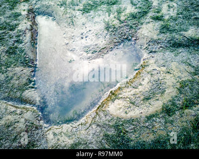 Die berühmten Fußabdrücke von Dinosauriern zu einem corran Strand von staffin auf die Isle of Skye - Schottland Stockfoto