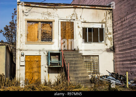 Verlassene Gebäude mit an Bord, bis Windows & Türen Stockfoto