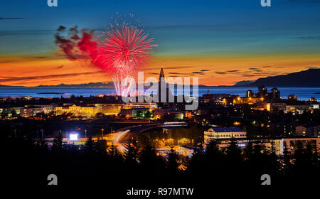Feuerwerk über Reykjavik, Island. Menningarnott Festival. Stockfoto