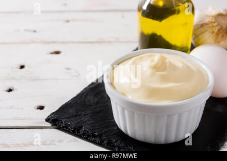 Aioli Sauce und Zutaten auf weiße Holztisch. Copyspace Stockfoto