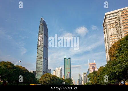 SHENZHEN, China - 28. MAI 2014: Shenzhen urbane Landschaft bei Tag. Shenzhen ist eine größere Stadt in der Provinz Guangdong und eines der vier größten und wir Stockfoto