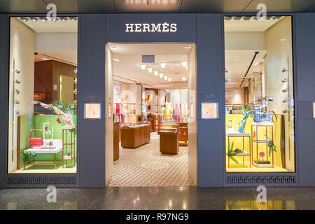 DOHA, Katar - ca. Mai 2017: Hermes Store unter Hamad internationalen Flughafen von Doha. Stockfoto