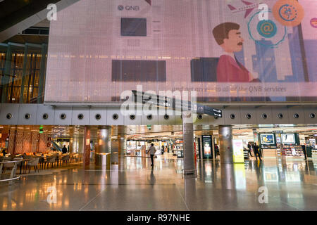 DOHA, Katar - ca. Mai 2017: inside Hamad internationalen Flughafen von Doha, der Hauptstadt von Katar. Stockfoto