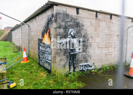 Die Menschenmassen sehen Banksys „Seasons Greetings“-Kunstwerk in Port Talbot, Wales, Großbritannien. Dezember 2018. Kredit: Phillip Roberts Stockfoto