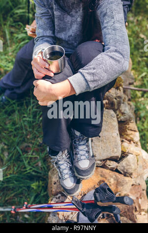 Frau anhalten, während sie Trekking Stockfoto