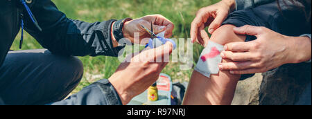 Der Mensch Heilung Knie zur Frau, die Trekking verletzt wurde. Stockfoto