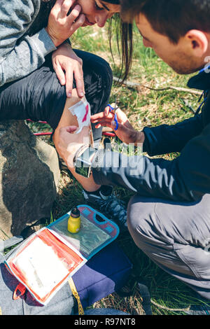 Der Mensch Heilung Knie zur Frau, die Trekking verletzt wurde. Stockfoto