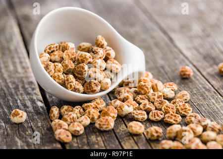 Tiger Muttern. Lecker chufa Nüsse. Gesunde superfood auf alten Holztisch. Stockfoto