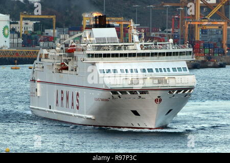 Die autofähre Volcan de Tamadaba erreicht am 24. Januar 2018 den Hafen von Santa Cruz de Tenerife. Stockfoto