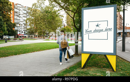 Mann neben einem anpassbaren Plakat Stockfoto