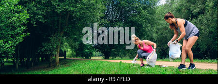 Zwei Mädchen tun plogging Stockfoto