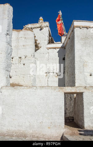 Die traditionelle Architektur von Ladakh. Weiße Wände von tsemo Maitreya Tempel in Leh, Ladakh, Indien Stockfoto