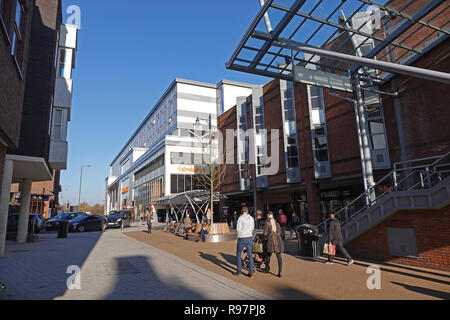 Redhill, Surrey, Großbritannien - Zentrum, nach Norden mit Harlequin Schritte und Sainsbury's Stockfoto