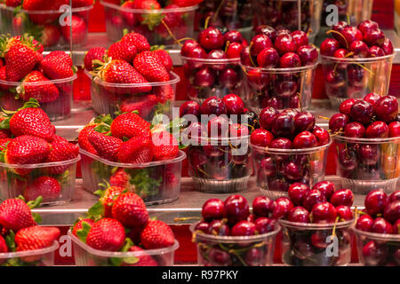 Strawberries and cherries for sale at  Mercat de Sant Josep de la Boqueria, a large public market in Barcelona, Spain. Stockfoto