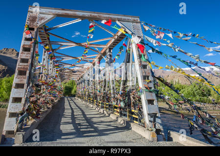 Buddhistische Gebetsfahnen schützen eine Brücke über den Fluss Inuds in Ladakh, Indien Stockfoto