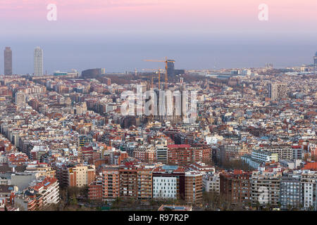 Schönen Panoramablick auf Barcelona City Skyline bei Sonnenuntergang, Spanien Stockfoto