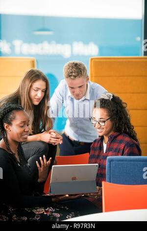 Studenten in der Universität Loughborough STEMLAB Gebäude UK Stockfoto