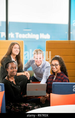 Studenten in der Universität Loughborough STEMLAB Gebäude UK Stockfoto