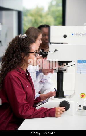 Studenten in der Universität Loughborough STEMLAB Building Operating Härteprüfgeräte UK Stockfoto