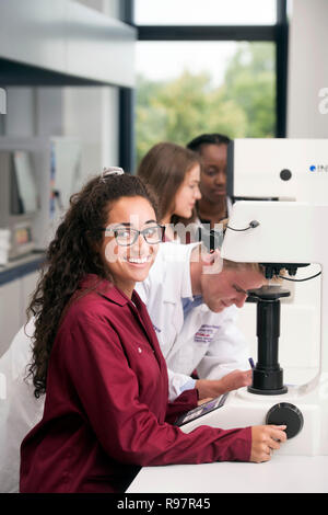 Studenten in der Universität Loughborough STEMLAB Building Operating Härteprüfgeräte UK Stockfoto