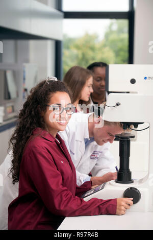 Studenten in der Universität Loughborough STEMLAB Building Operating Härteprüfgeräte UK Stockfoto