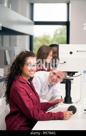 Studenten in der Universität Loughborough STEMLAB Building Operating Härteprüfgeräte UK Stockfoto