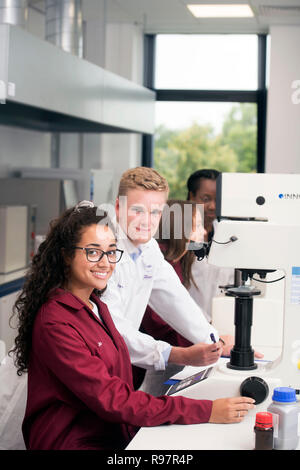 Studenten in der Universität Loughborough STEMLAB Building Operating Härteprüfgeräte UK Stockfoto