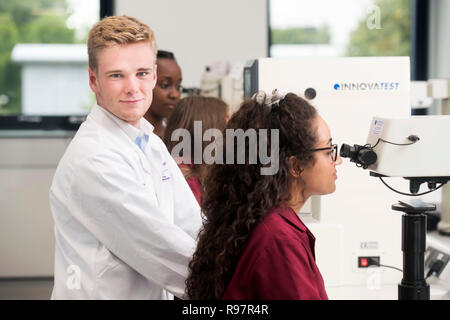 Studenten in der Universität Loughborough STEMLAB Building Operating Härteprüfgeräte UK Stockfoto