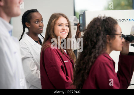 Studenten in der Universität Loughborough STEMLAB Building Operating Härteprüfgeräte UK Stockfoto