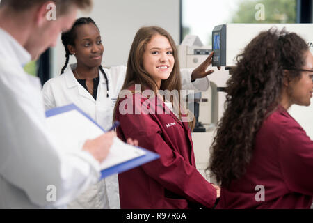 Studenten in der Universität Loughborough STEMLAB Building Operating Härteprüfgeräte UK Stockfoto