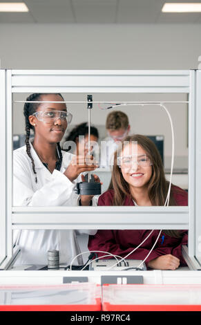 Studenten in der Universität Loughborough STEMLAB Gebäude mit einem Stamm guage UK Stockfoto