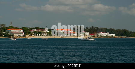 Stone Town, Sansibar, Tansania vom Indischen Ozean gesehen Stockfoto