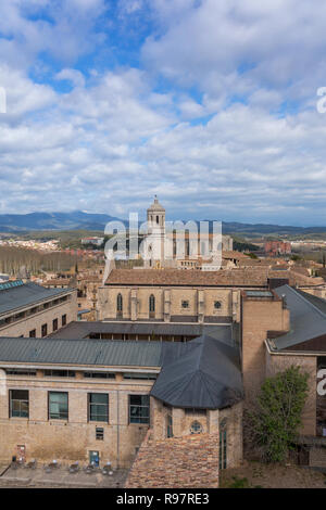 Stadt Girona mit Blick auf die Dächer und die Kathedrale. Girona, Spanien Stockfoto