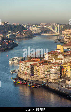 Schöne bunte Häuser am Ufer des Douro in der Altstadt von Porto, Portugal Stockfoto