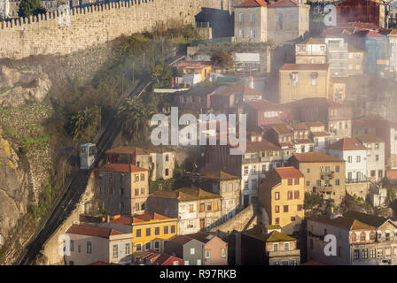 Porto, Portugal - Januar 15, 2018: guindais Funicular (Seilbahn dos Guindais) in der Altstadt von Porto am Ufer des Flusses Douro, Portugal Stockfoto