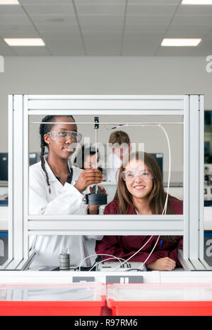 Studenten in der Universität Loughborough STEMLAB Gebäude mit einem Stamm guage UK Stockfoto