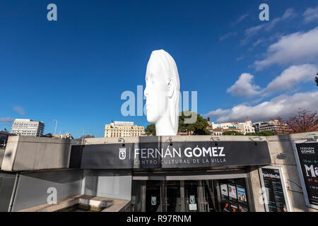 Julia, weißem Marmor Skulptur von Jaume Plensa in Plaza Colon, Madrid, Spanien Stockfoto