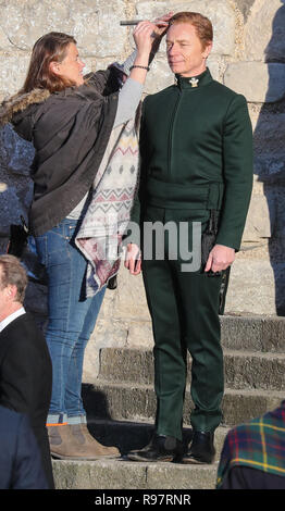 Josh O'Connor und Ben Daniels Film eine Szene für die Netflix Drama in Caernarfon Castle. Prinz Charles ist auf Caernarfon Castle von Anthony Armstong-Jones, Lord Snowdon der Constable von Caernarfon Castle, noch vor seiner Amtseinsetzung begrüßt. Mit: Ben Daniels Wo: Caernafon, Gwynedd, Großbritannien Wann: 18 Aug 2018 Quelle: WENN.com Stockfoto