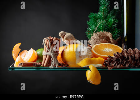 Zutaten für Glühwein, heiße Getränke mit Zitrusfrüchten und Gewürzen. Kopieren Sie Platz für Ihre Inhalte. Stockfoto