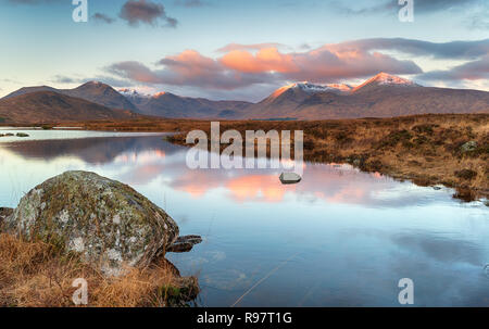 Sonnenaufgang über Lochan na Stainge in Glencoe in die schottischen Highlands Stockfoto