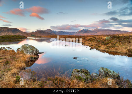 Sonnenaufgang über Lochan na h Achlaise auf Rannoch Moor in Glencoe in Schottland Stockfoto