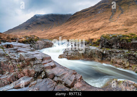 Der Fluss fließt durch Glen Etive Etive in Glencoe in den Highlands von Schottland Stockfoto