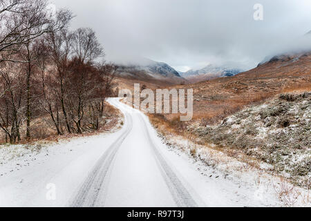 Die Straße, die durch Glen Etive in Glencoe in den Highlands von Schottland nach einem Abstauben des Schnees Stockfoto